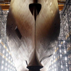 Transport bloku dziobowego fregaty ze stoczni CRIST do hali PGZ Stoczni Wojennej w Gdyni. 