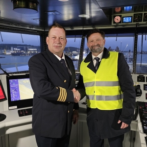 Z prawej prezes Piotr Gorzeński z kapitanem Finneco III - Jyrki Repo. Fot. D. Adamski / Port Gdynia