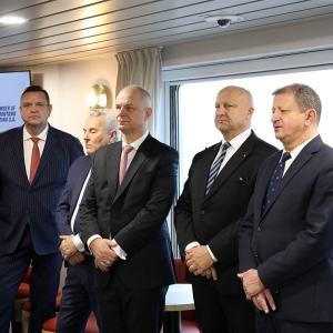 Prezes Remontowa Holding Adam Ruszkowski (pierwszy z prawej) podziękował stoczniowcom i armatorowi. 