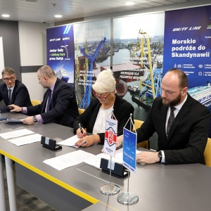 Podpisanie protokołu przekazania - odbioru promu Jantar Unity. 