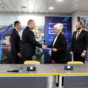 Podpisanie protokołu przekazania - odbioru promu Jantar Unity. 