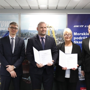 Podpisanie protokołu przekazania - odbioru promu Jantar Unity. 