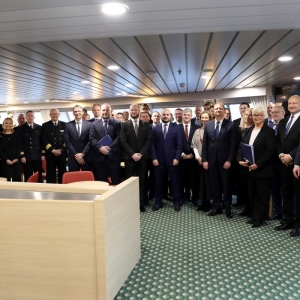 Uczestnicy uroczystości na pokładzie 5 promu Jantar Unity.