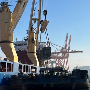 Wyładunek transformatorów ze statku na barkę.