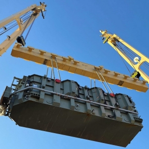 Wyładunek transformatorów ze statku na barkę.