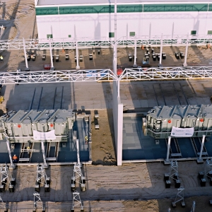 Instalacja transformatorów w docelowym miejscu „wtyczki” do Krajowego Systemu Elektroenergetycznego.