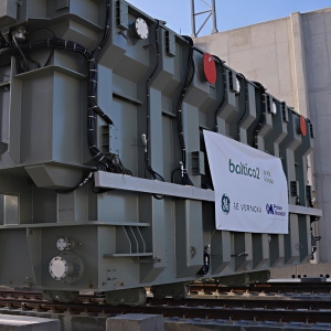 Instalacja transformatorów w docelowym miejscu „wtyczki” do Krajowego Systemu Elektroenergetycznego.