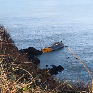Jednostka ma uszkodzony kadłub i nabiera wody. Fot. Marc Evans/Facebook