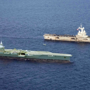 Porównanie lotniskowca PANG (na pierwszym planie) z lotniskowcem Charles de Gaulle (R91) - fotomontaż na podstawie zdjęcia. Fot.: bosman 1. klasy Rafael Marti, US Navy. Ilustr.: Wikimedia Commons, CC BY-SA 3.0 FR