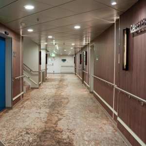 Korytarz i klatka schodowa na jednym z pokładów pasażerskich.