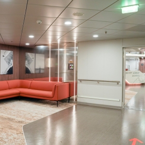 Hol z widoczną w głębi recepcją.