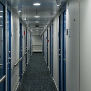 Korytarz prowadzący do kabin.