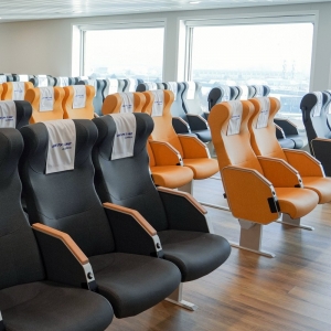 Fotele lotnicze w strefie wypoczynku.