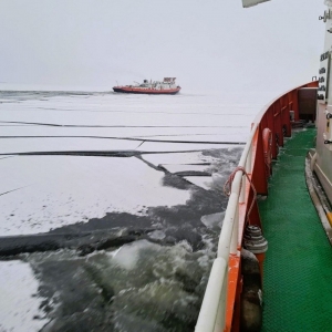 Akcja lodołamania na jeziorze Dąbie.