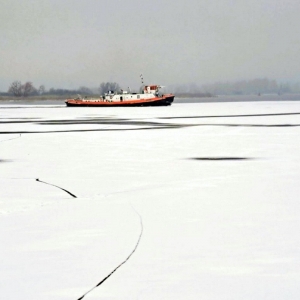 Akcja lodołamania na jeziorze Dąbie.