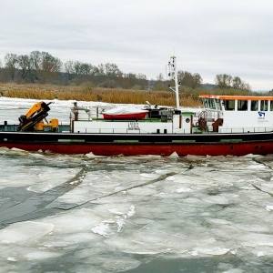 Niemiecki lodołamacz Schwedt na Odrze.
