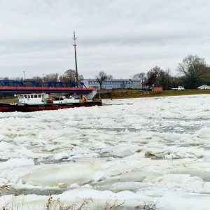 Niemiecki lodołamacz Schwedt na Odrze.