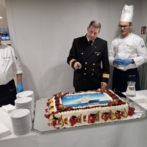 Kapitan Wojciech Żukowski pokroił tort dla pasażerów pierwszego rejsu Jantara.