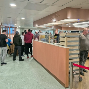 W trakcie rejsu kolejka do Kafeterii.