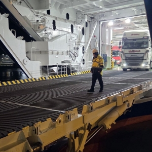 Wyładunek zestawów TIR w Trelleborgu.