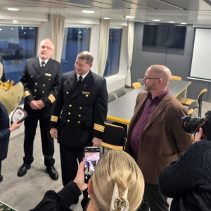 Przekazanie pamiątkowej tablicy i kwiaty od portu Trelleborg dla załogi Jantara Unity.