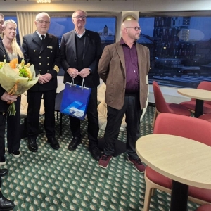 Przekazanie pamiątkowej tablicy i kwiaty od portu Trelleborg dla załogi Jantara Unity.