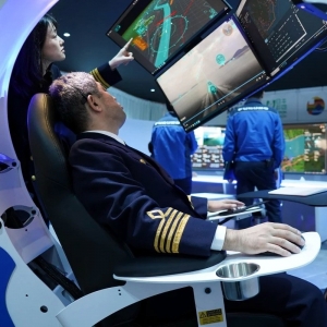 Oficer nawigacyjny, monitorujący pojedynczy statek w lądowym centrum operacyjnym. Fot.: Nippon Foundation