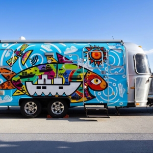 Mobilna stacja kontroli w terminalu Shin-Okayama z anteną Starlink na dachu, na pierwszy rzut oka przypomina przyczepę kempingową. Fot.: Yukinori Tsuchino/Nippon.com