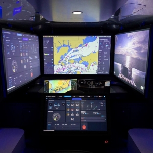 Układ wnętrza mobilnego centrum jest kompaktowy i zapewnia wszystkie funkcje niezbędne do zdalnego wsparcia. Fot.: Yukinori Tsuchino/Nippon.com