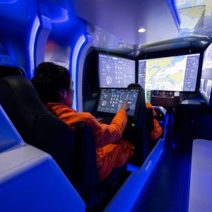 Operator z przedniego fotela pełni zdalnie obowiązki kapitana, natomiast ten z tyłu jest głównym mechanikiem. Fot.: Yukinori Tsuchino/Nippon.com