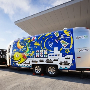 Lewa strona mobilnej przyczepy przedstawia ocean nocą, symbolizując fakt, że statki autonomiczne mogą działać non stop przez całą dobę. Fot.: Yukinori Tsuchino/Nippon.com