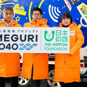 Od lewej: Shintaro Inoue, dyrektor wykonawczy Nippon Wireless odpowiedzialny za rozwój mobilnych centrów wsparcia lądowego; Mitsuyuki Unno, dyrektor zarządzający Nippon Foundation oraz Mari Sato, kierownik zespołu ds. technologii wsparcia lądowego w Nippo