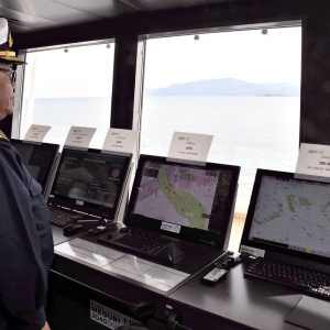 Kapitan na mostku autonomicznego promu w trakcie rejsu po Morzu Wewnętrznym Seto. Fot.: Shuhei Nishida/The Yomiuri Shimbun (Japan News)