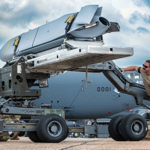 Załadunek pocisków JASSM na bombowiec B-52. Fot.: USAF