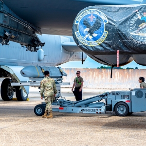 Załadunek pocisków JASSM na bombowiec B-52. Fot.: USAF
