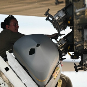 Załadunek pocisków JASSM na bombowiec B-52. Fot.: USAF