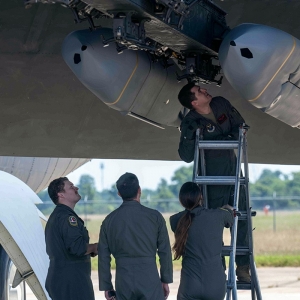 Załadunek pocisków JASSM na bombowiec B-52. Fot.: USAF