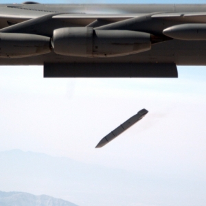 Bombowiec B-52 uwalnia pocisk JASSM w trakcie lotu. Fot.: USAF
