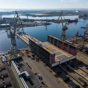 Wodowanie pierwszego modułu nowego doku pływającego w Szczecinie.