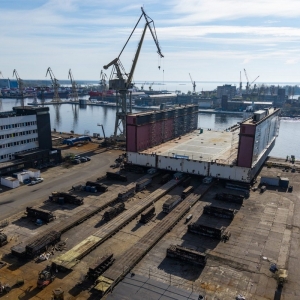 Wodowanie pierwszego modułu nowego doku pływającego w Szczecinie.