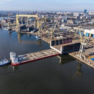 Wodowanie pierwszego modułu nowego doku pływającego w Szczecinie.