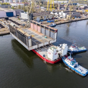 Wodowanie pierwszego modułu nowego doku pływającego w Szczecinie.