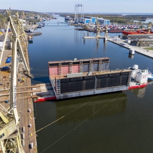 Wodowanie pierwszego modułu nowego doku pływającego w Szczecinie.