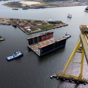 Wodowanie pierwszego modułu nowego doku pływającego w Szczecinie.