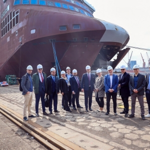 Uczestnicy obrad Forum Okrętowego przed nowobudowanym promem Ro-Pax, o przyszłej nazwie Bursztyn Unity w Gdańskiej Stoczni Remontowej.