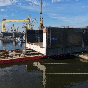Wodowanie pierwszego modułu nowego doku pływającego w Szczecinie. 
