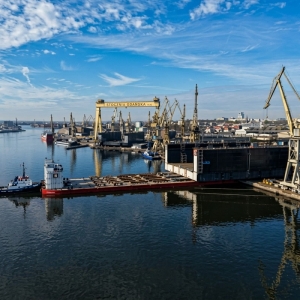 Wodowanie pierwszego modułu nowego doku pływającego w Szczecinie. 