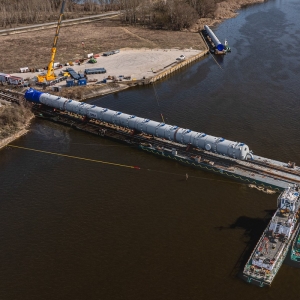 Transport wodny i drogowy dwóch kolumn petrochemicznych do rafinerii ORLEN w Płocku. Fot.: DSV