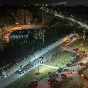 Transport wodny i drogowy dwóch kolumn petrochemicznych do rafinerii ORLEN w Płocku. Fot.: DSV