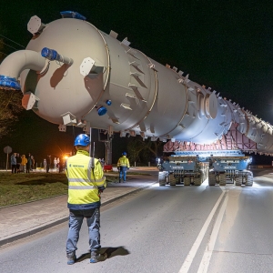 Transport wodny i drogowy dwóch kolumn petrochemicznych do rafinerii ORLEN w Płocku. Fot.: DSV